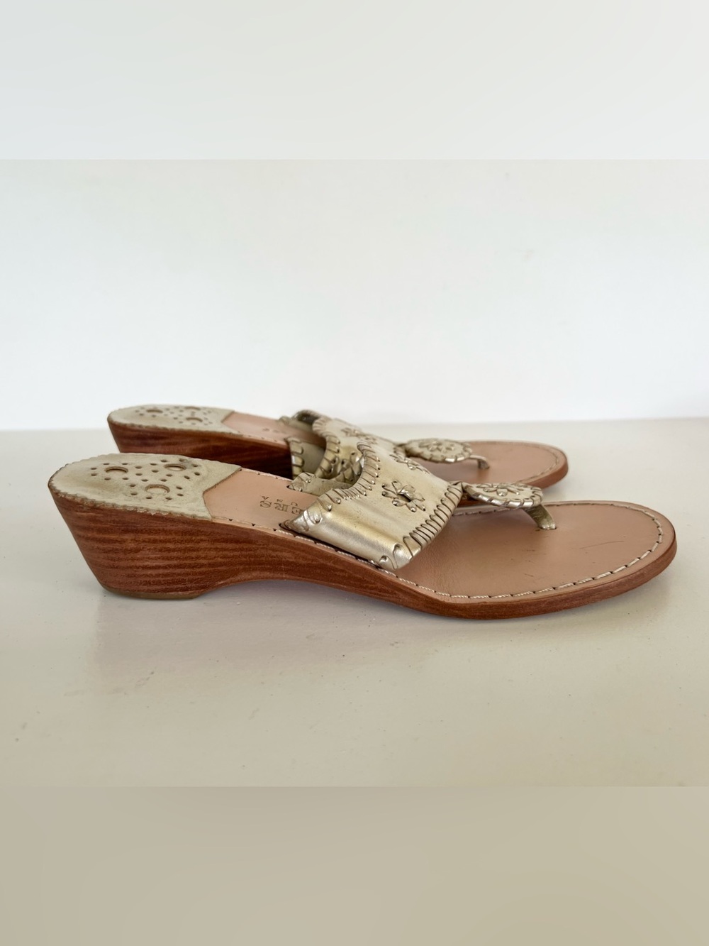 Jack Rogers Mid Wedge 2" Leather Thong Sandals in Metallic Platinum, 8M - Picture 2 of 13